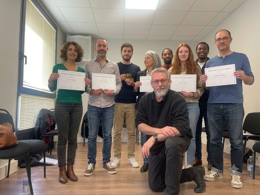 Participants de l'atelier avec leur certificat, autour de Jean-Luc Gemo
