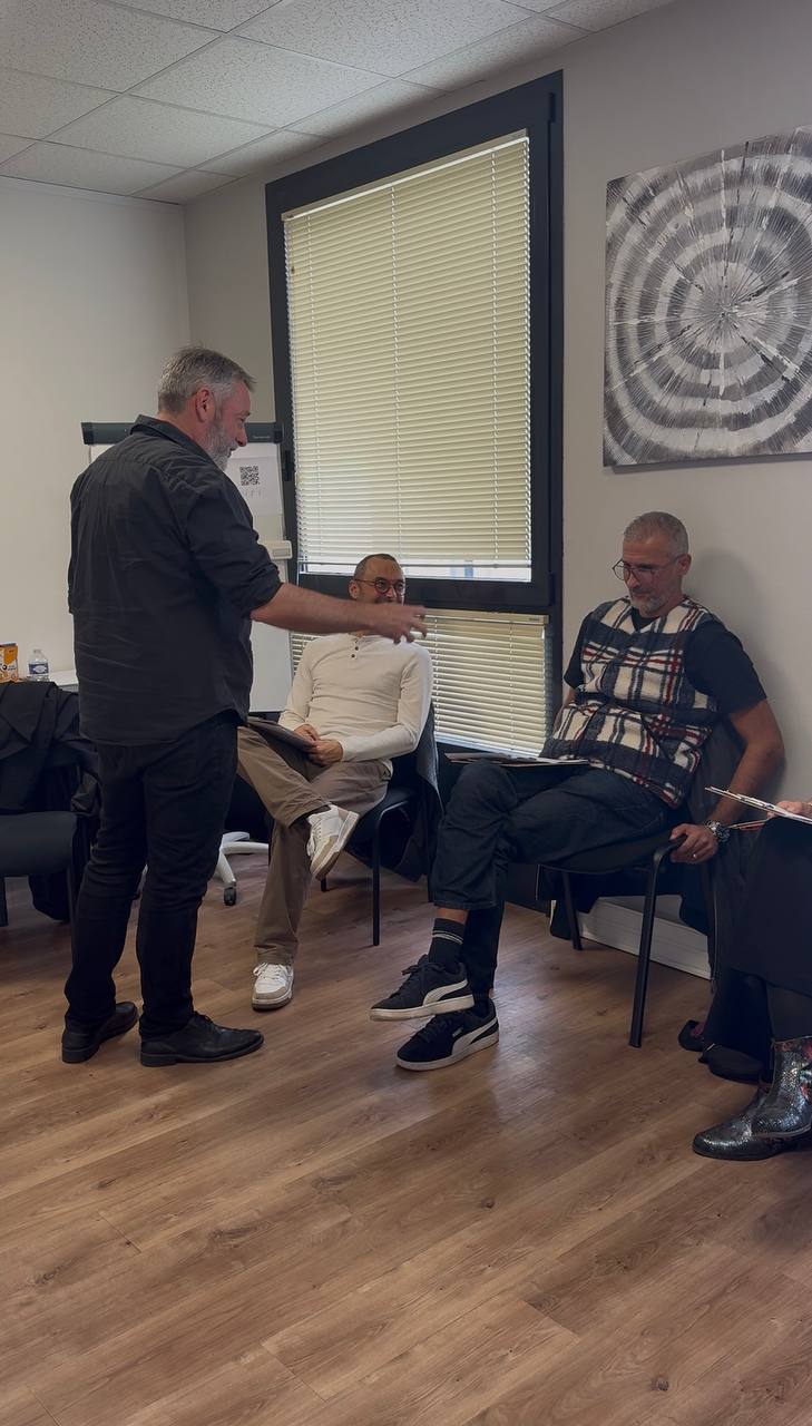 Jean-Luc Gemo explique un exercice aux participants de l'atelier