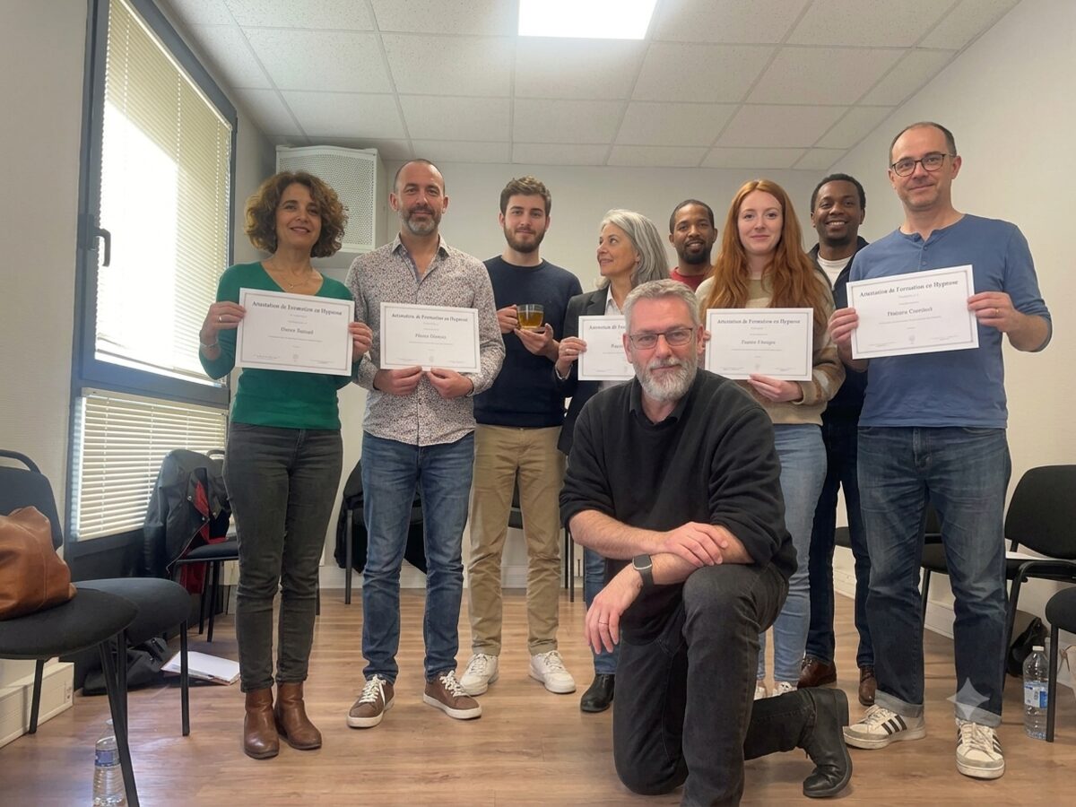 Groupe de participants à l'atelier d'hypnose avec leur attestation de formation